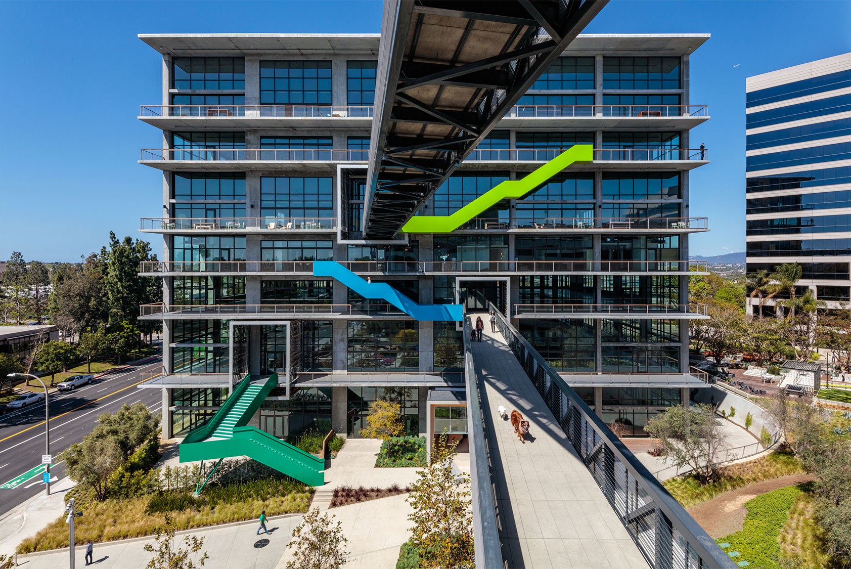 Sky bridge toward the north facade and exterior stairs