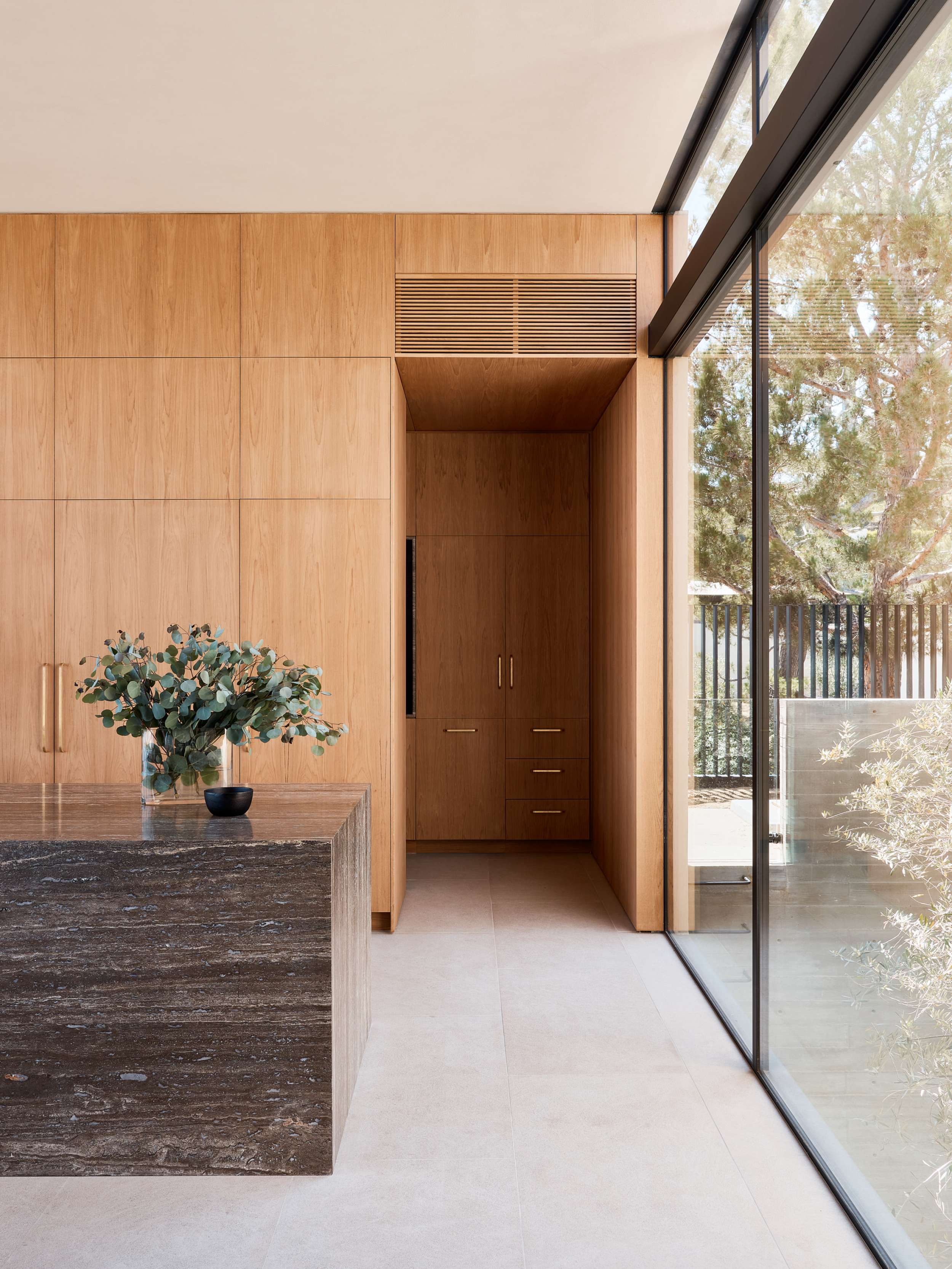 Kitchen in oak and silver travertine