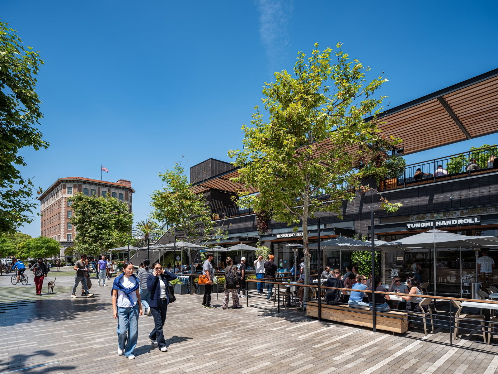 Retail promenade along the plaza