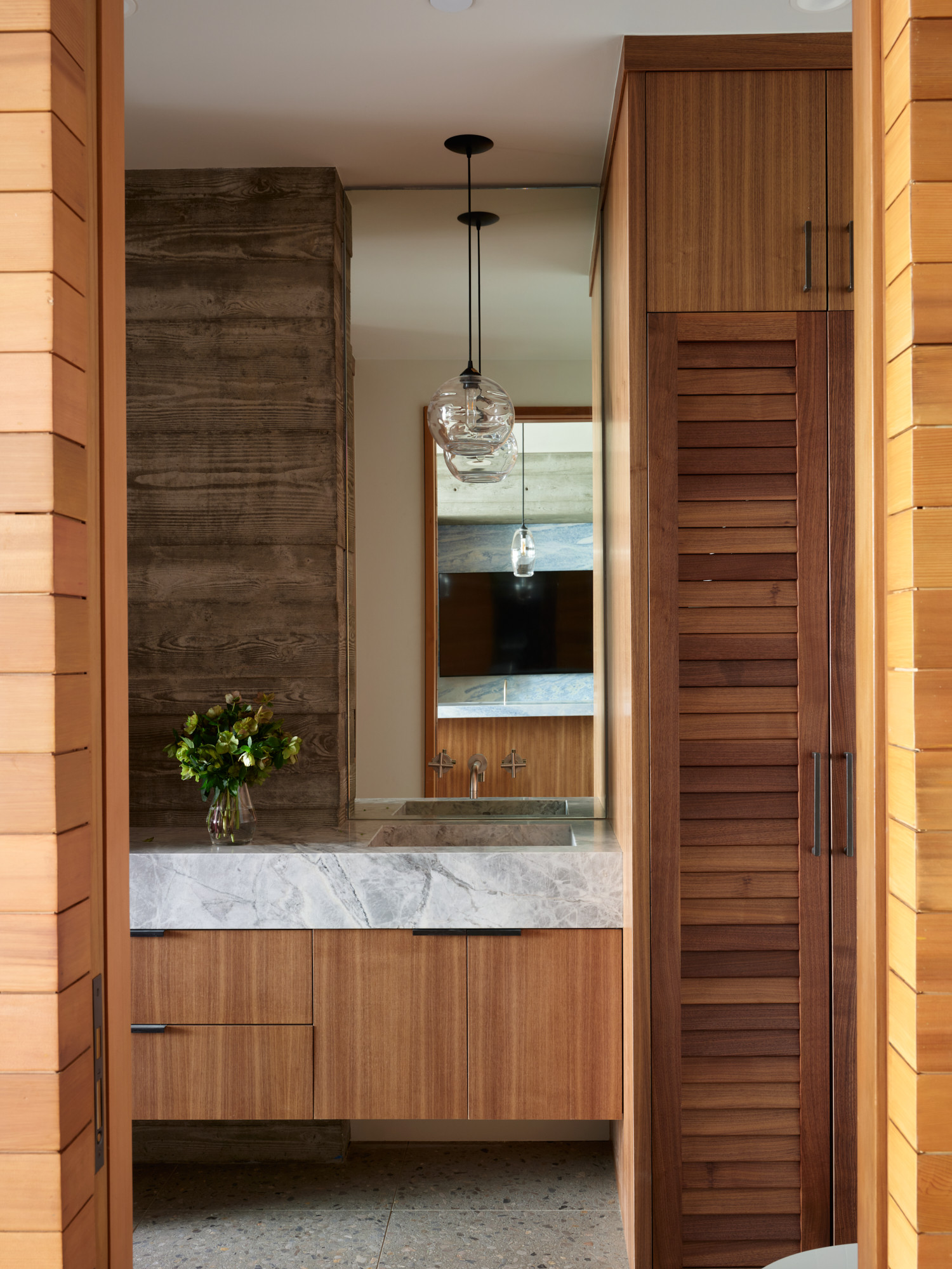 Bathroom in walnut and stone